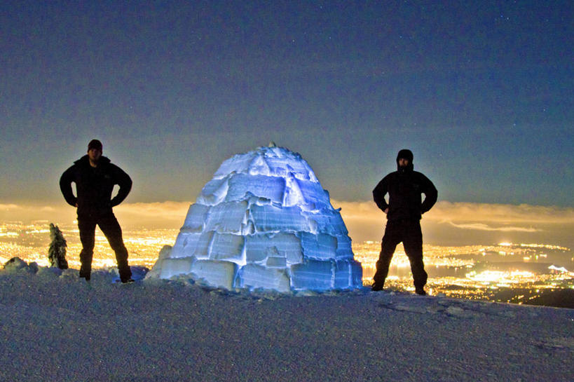 西方人,成年人,中年人,两个人,站,横图,室外,正面,旅游,度假,探险,美景,日落,山,城市风光,城市,欧洲,加拿大,欧洲人,连接,房屋,屋子,景观,文化,娱乐,天空,叉腰,享受,休闲,景色,放松,寒冷,摄影,照亮,露营,剪影,雪屋,温哥华,大不列颠哥伦比亚,冒险,年轻男性,中年男性,白种人,年轻人,岩石,休闲活动,彩图,房子,小屋