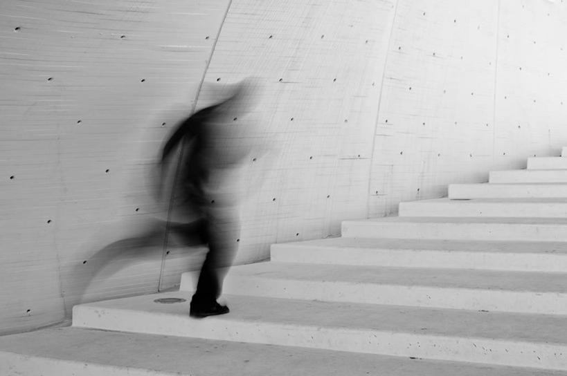 一个人,横图,黑白,室外,侧面,运动模糊,神秘,西班牙,台阶,白色,黑色,摄影,迅速,鬼