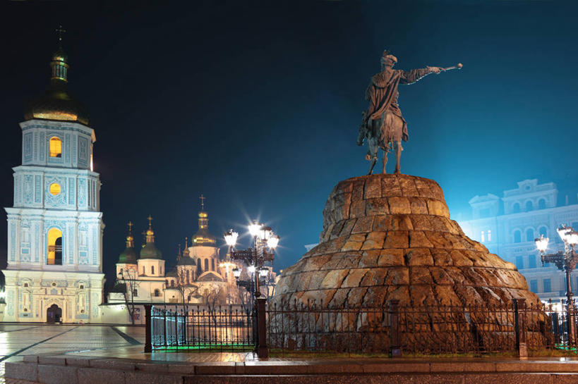 无人,广场,横图,室外,夜晚,城市,乌克兰,雕像,篱笆,首都,历史,天空,地标建筑,摄影,照亮,记忆,基辅,彩图,旅行