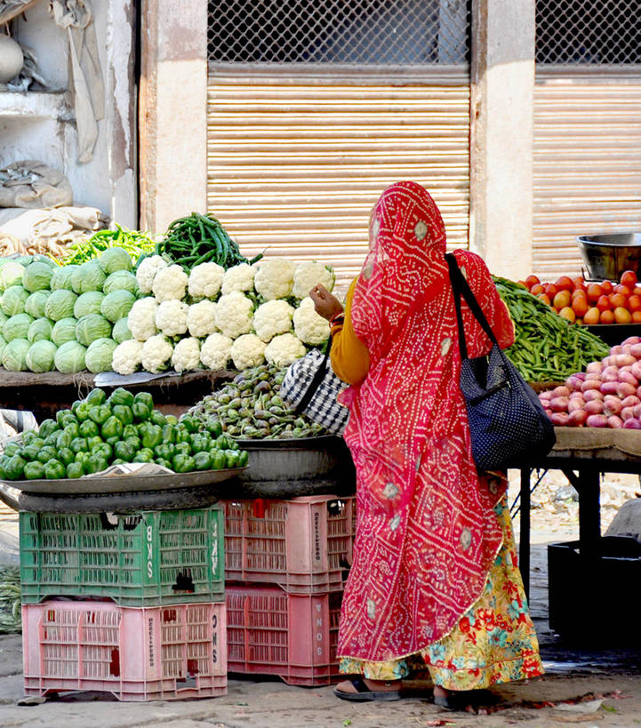 成年人,一个人,站,竖图,室外,白天,商务,蔬菜,西红柿,洋葱,印度,仅一个女性,新鲜,花椰菜,食品,市场,饮食,食物,背面,背着,甘蓝,零售,摄影,有机食品,绿色食品,零钱包,选择,印度文化,纱丽,板条箱,拉贾斯坦邦,焦特普尔,秤,彩图