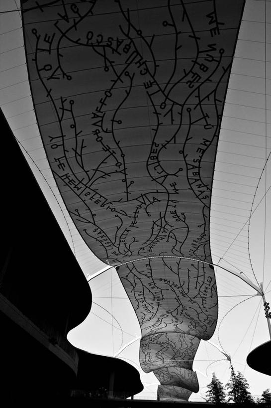 无人,竖图,黑白,室外,白天,仰视,城市,建筑,西班牙,欧洲,波形,文字,现代,地标建筑,摄影,南欧,西班牙王国,阿拉贡,阿拉贡自治区,萨拉戈萨,萨拉戈萨省,设计,低角度拍摄