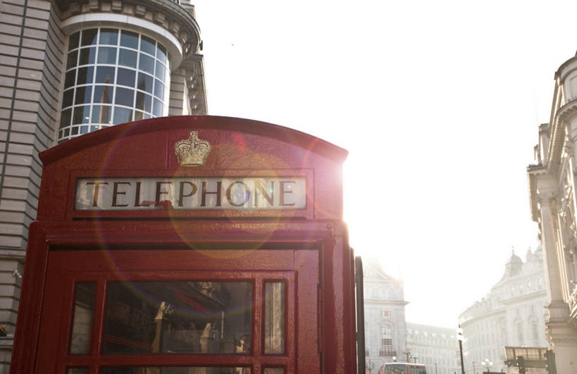 无人,横图,室外,白天,仰视,通讯,城市,日光,英国,首都,英格兰,皮卡迪利广场,电话亭,红色,天空,摄影,英文字母,逆光,英国文化,彩图,低角度拍摄