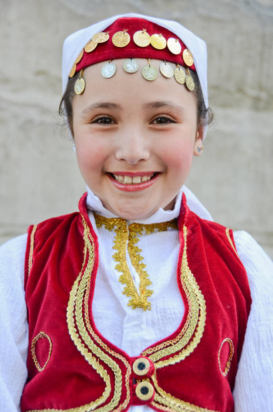 儿童,脸,头,脸颊,一个人,站,笑,微笑,露齿笑,竖图,室外,特写,白天,快乐,幸福,纯洁,美国,仅一个女性,仅一个人,肩膀,小孩,仅一个小孩,可爱,童年,童趣,摄影,肖像,童真,烂漫,无邪,犹他,盐湖城,天真,女孩,女人,女性,孩子,头部,脸部,脸蛋,面部,彩图,传统服装,女生,民间音乐