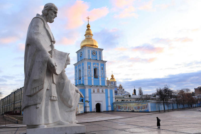 一个人,广场,横图,室外,白天,城市,建筑,乌克兰,标志,雕像,符号,云,首都,历史,标识,天空,地标建筑,摄影,基督教,修道院,记忆,基辅,性别符号,彩图,男性符号