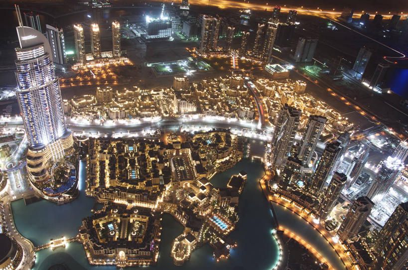 无人,横图,俯视,航拍,室外,夜晚,度假,消费,美景,天际线,城市风光,城市,建筑,摩天大楼,喷泉,景观,娱乐,现代,享受,休闲,景色,放松,摄影,照亮,鸟瞰,阿拉伯联合酋长国,迪拜,波斯湾,发展,迪拜购物中心,彩图,高角度拍摄,购物中心