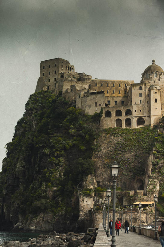 竖图,室外,白天,建筑,路灯,意大利,云,拱门,历史,天空,地标建筑,摄影,宁静,岩层,意大利文化,岩石,彩图,伊斯基亚岛