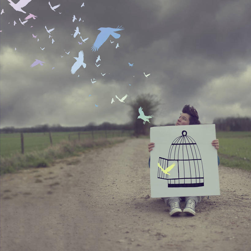 西方人,成年人,中年人,一个人,坐,方图,室外,白天,自由,鞋子,欧洲,荷兰,欧洲人,仅一个女性,仅一个人,鸟类,笼子,鸟笼,拿着,数码合成,蜡笔画,飞,向上看,仅一个中年女性,摄影,创造力,想象,想法,女人,女性,中年女性,白种人,彩图,彩色蜡笔,独处