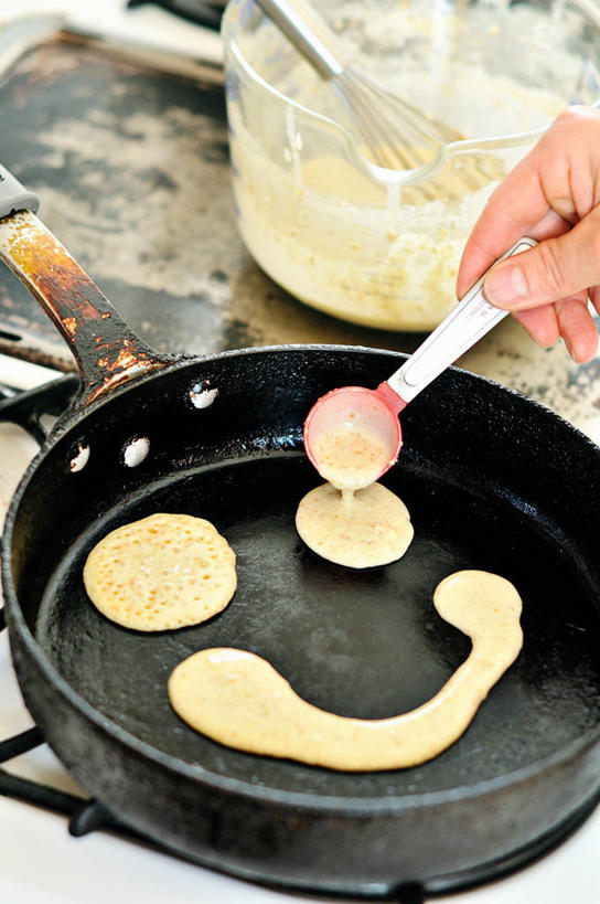 手,一个人,竖图,室内,美国,倒,准备,锅,饮食,汤匙,碗,做,手指,人体,摄影,部分,笑脸,清新,面糊,炊具,想法,烹调,彩图,薄烤饼