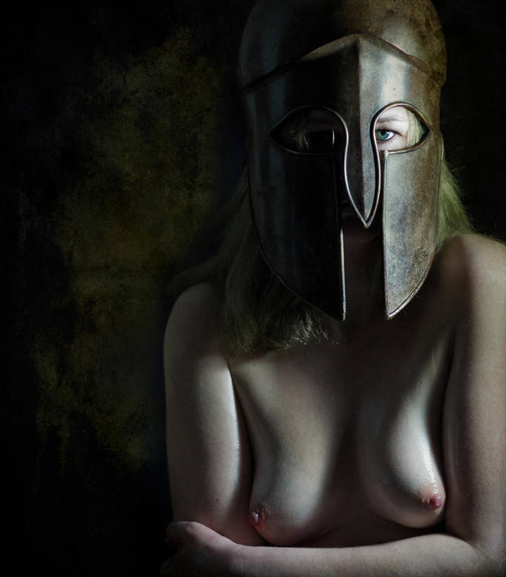 西方人,成年人,中年人,脸,头,眼睛,脸颊,乳房,乳头,裸体,一个人,双手交叉,竖图,室内,特写,正面,性感,微生物,德国,欧洲,欧洲人,仅一个女性,仅一个人,医学,头饰,注视,肩膀,蓝色,观察,看,仅一个中年女性,生物,人体,摄影,观看,保护,部分,察看,医疗,病毒,生物学,双手抱胸,关注,肖像,寄生,生命体,生物病毒,乳沟,女人,女性,中年女性,白种人,头部,脸部,脸蛋,面部,彩图,美人,绿猴病,绿猴病病毒,绿猴因子,马尔,马尔堡病毒