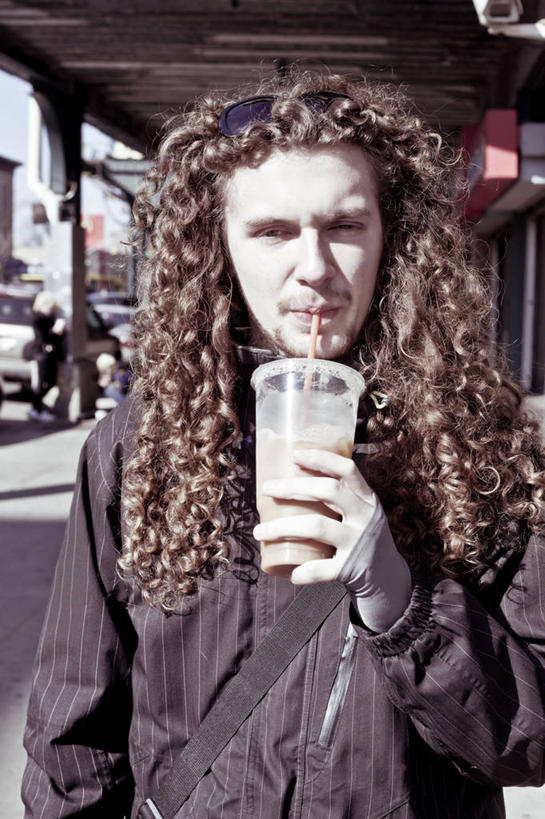 果汁,西方人,成年人,一个人,游乐园,竖图,室外,特写,白天,正面,欧洲,纽约,美国,欧洲人,仅一个男性,仅一个人,喝,拿着,休闲装,饮食,仅一个年轻男性,太阳镜,个性,摄影,肖像,健康食物,科尼岛,男人,男性,年轻男性,白种人,年轻人,长发,卷发,半身,彩图