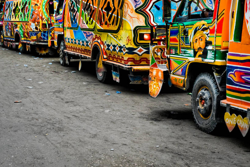 无人,横图,室外,白天,路,海地,一排,整齐,巴士,首都,排列,三个,运输,摄影,部分,停止,队列,暂停,停滞,太子港,彩图,旅行