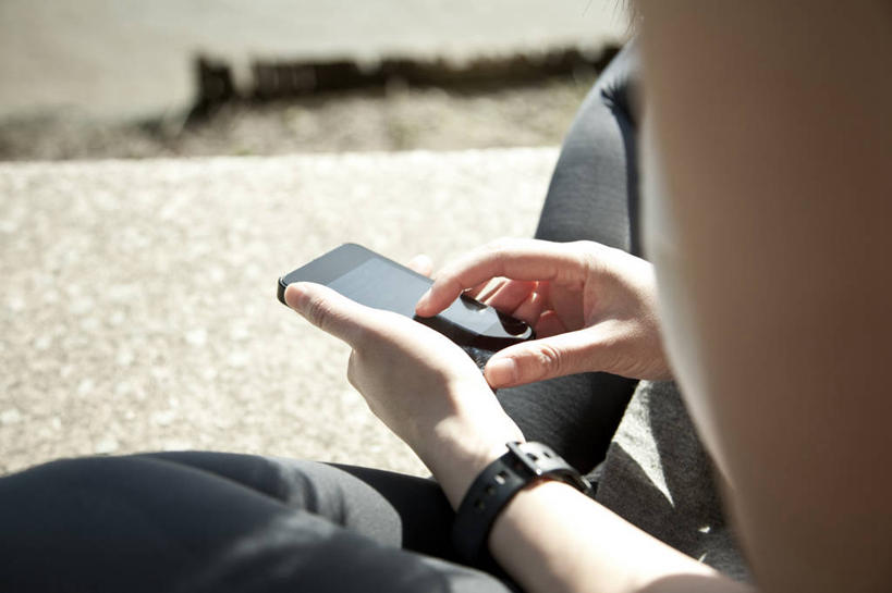 成年人,一个人,横图,室外,白天,通讯,日光,英国,仅一个年轻女性,仅一个女性,仅一个人,触摸屏,首都,联系,摄影,腕表,智能手机,无线电技术,年轻女性,女人,女性,年轻人,触摸,彩图