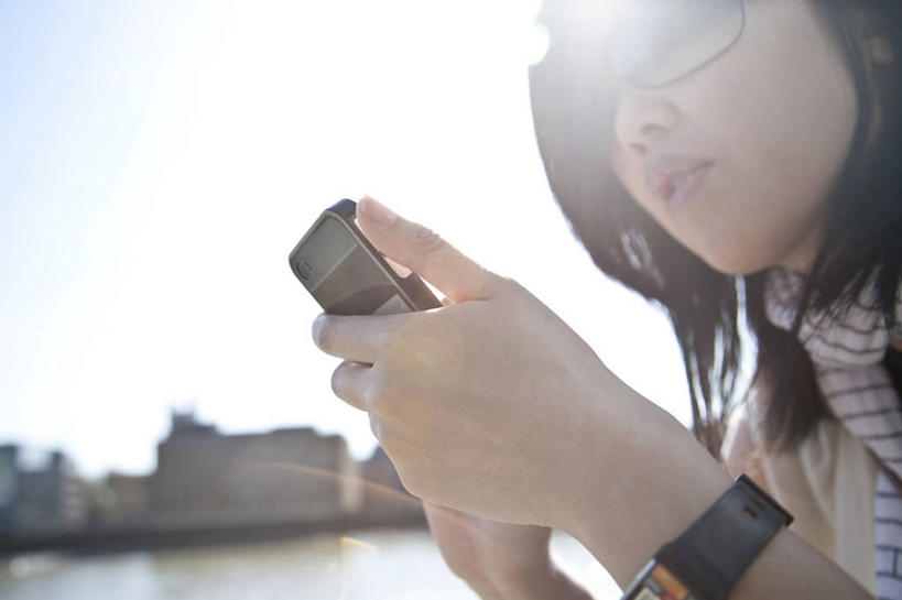 成年人,中年人,脸,头,脸颊,一个人,打电话,横图,室外,白天,通讯,河流,英国,仅一个女性,仅一个人,触摸屏,首都,联系,泰晤士河,肩膀,仅一个中年女性,摄影,智能手机,万里无云,无线电技术,女人,女性,中年女性,中国人,头部,脸部,脸蛋,面部,休闲活动,触摸,彩图