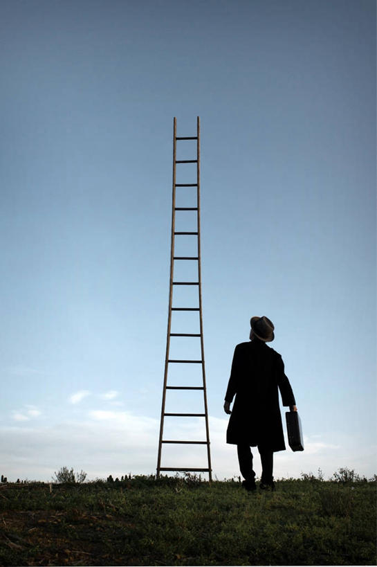 成年人,一个人,商务人士,商务男性,站,竖图,室外,衬衫,商务,帽子,美国,仅一个男性,套装,公文包,梯子,田地,拿着,注视,背面,天空,观察,看,向上看,思考,摄影,观看,察看,关注,商务装,工薪阶层,渴望,晋升,维吉尼亚,白领,上班族,彩图,衬衣