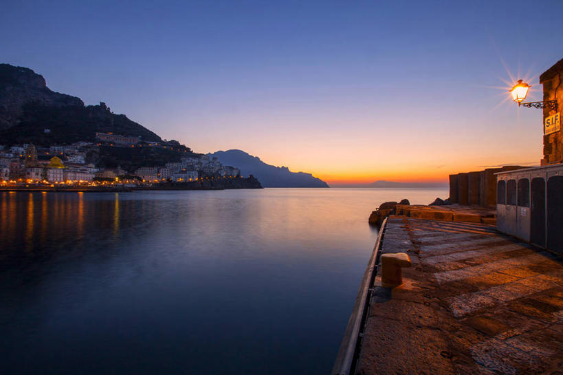 无人,横图,室外,海洋,山,建筑,意大利,欧洲,反射,黎明,风景,天空,自然,摄影,宁静,照亮,南欧,万里无云,意大利共和国,坎帕尼亚,阿马尔菲,坎帕尼亚大区,彩图,海港