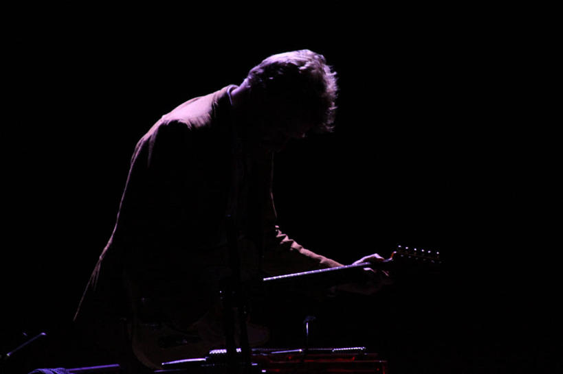 成年人,一个人,站,横图,室内,侧面,英国,仅一个男性,黑色背景,吉他,乐器,首都,音乐,拿着,紫色,摄影,照亮,吉他手,技能,休闲活动,半身,彩图