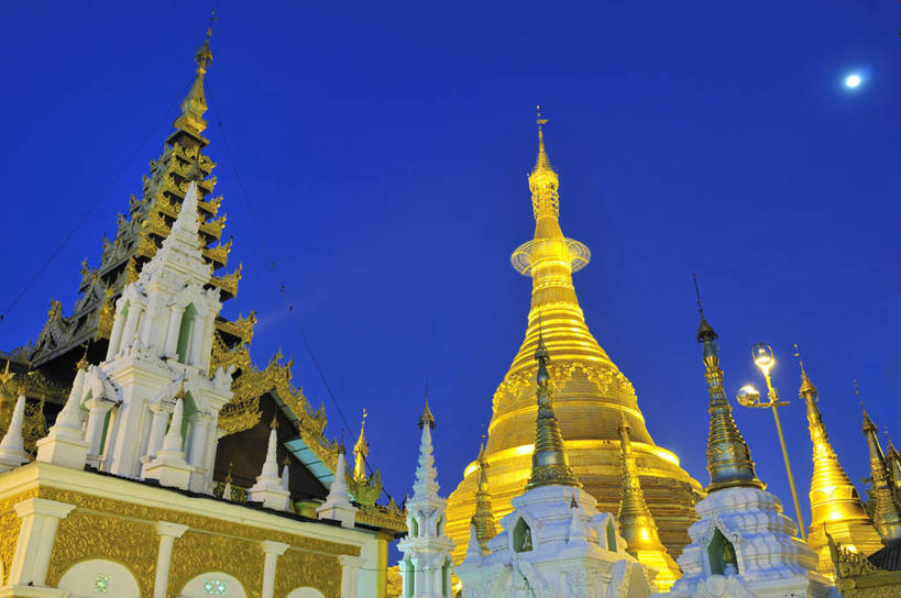 无人,寺庙,横图,室外,仰视,建筑,缅甸,月亮,尖顶,首都,天空,黄昏,摄影,佛教,宗教建筑,彩图,低角度拍摄,仰光,传统文化,缅甸文化