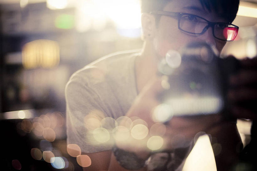 成年人,脸,头,脸颊,一个人,横图,室外,特写,夜晚,正面,相机,香港,仅一个男性,仅一个人,眼镜,拿着,肩膀,仅一个年轻男性,拍照,自拍,摄影,专心,无线电技术,男人,男性,年轻男性,中国人,年轻人,头部,脸部,脸蛋,面部,彩图