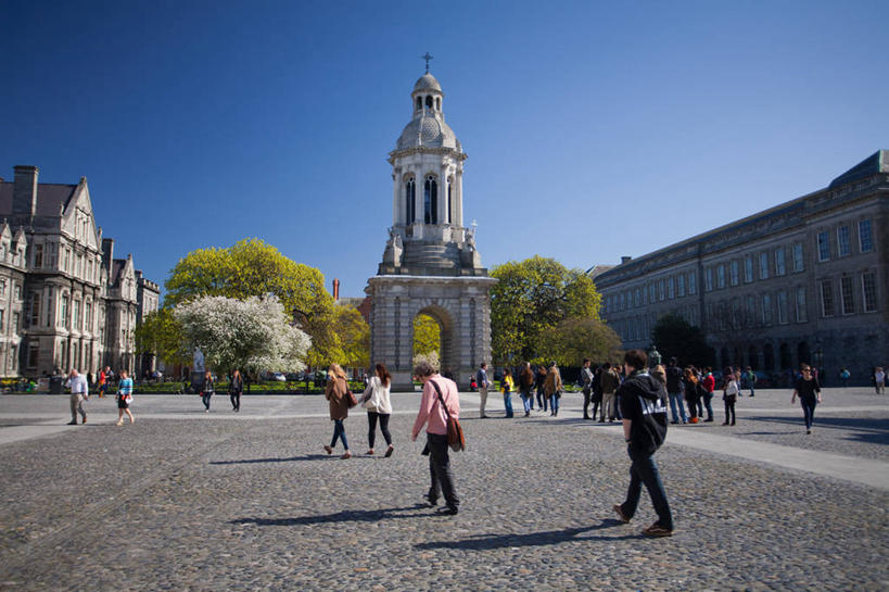 横图,室外,白天,建筑,日光,爱尔兰,阴影,首都,许多人,树,一群人,摄影,万里无云,步行,彩图