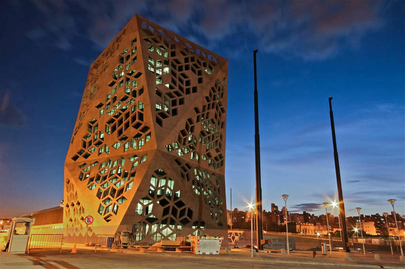 横图,室外,夜晚,城市,建筑,路,路灯,云,混凝土,杆,天空,摄影,照亮,交通标志,路锥,科多巴省,科尔多瓦,式样,彩图