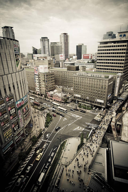 商店,竖图,俯视,航拍,室外,度假,通讯,美景,楼梯,城市风光,城市,道路,建筑,街道,路,摩天大楼,公路,汽车,日本,日本文化,景观,小路,塔,交通,娱乐,车,树,天空,交通工具,享受,休闲,景色,放松,运输,摄影,鸟瞰,载具,群众,交通标志,大阪府,梅田,马路,彩图,高角度拍摄,横越,广角