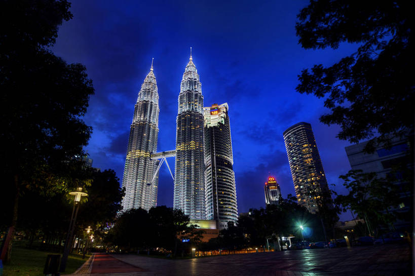 无人,横图,室外,夜晚,仰视,通讯,建筑,马来西亚,亚洲,塔,尖顶,首都,树,蓝色,风景,天空,摄影,东南亚,照亮,双子塔,积雨云,吉隆坡,双子星塔,吉隆坡石油双塔,吉隆坡双子星塔,佩重纳斯大厦,马来西亚联邦,彩图,低角度拍摄,双峰塔,马来文化
