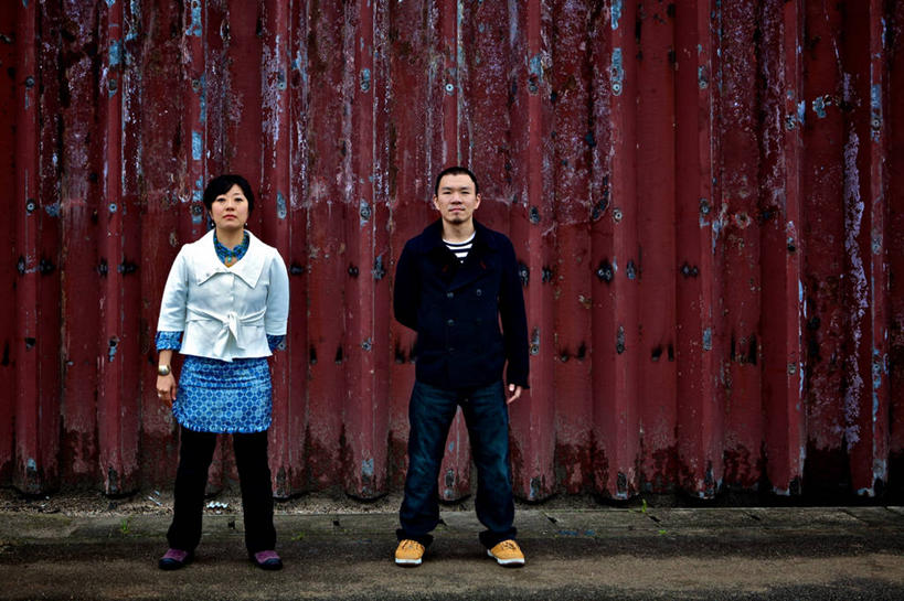 成年人,中年人,两个人,横图,室外,白天,正面,信心,日本,生锈,百叶窗,休闲装,日本人,摄影,腐蚀,侵蚀,下降,背手,鸟取,腐化,锈迹斑斑,年轻女性,中年男性,年轻人,彩图