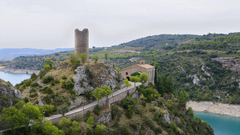 无人,教堂,横图,俯视,室外,白天,湖,山,建筑,西班牙,塔,树,天空,自然,摄影,宗教,古董,基督教,韦斯卡,彩图,高角度拍摄,挨着