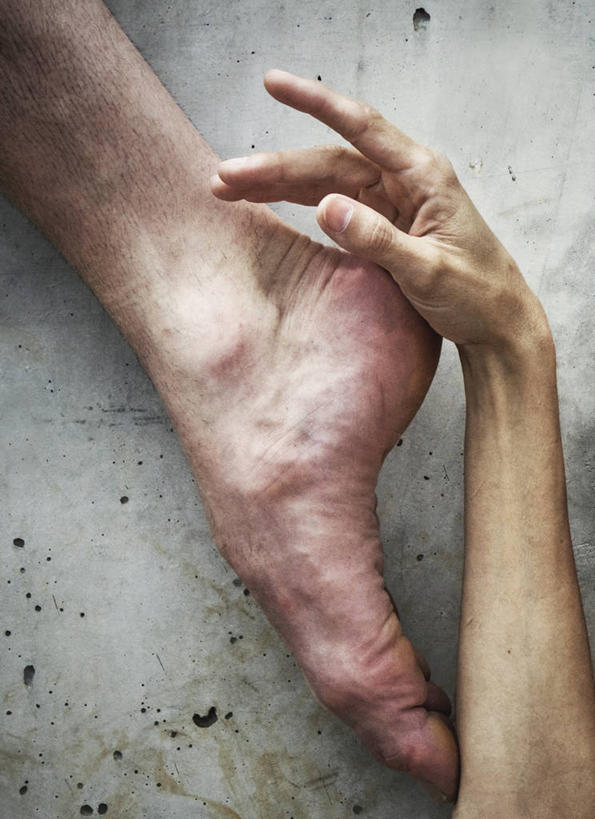 成年人,手,两个人,竖图,室外,特写,白天,西班牙,连接,赤脚,人体,摄影,部分,足,混凝土墙,男人,女人,彩图