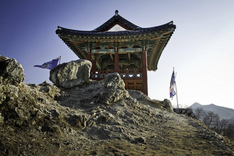 无人,横图,室外,白天,山,建筑,旗帜,韩国,屋顶,地形,历史,自然,凉亭,摄影,要塞,万里无云,岩石,彩图
