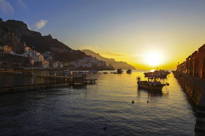 无人,码头,横图,室外,日出,河流,山,太阳,船,日光,意大利,欧洲,停靠,反射,风景,天空,自然,运输,摄影,宁静,南欧,停泊,意大利共和国,坎帕尼亚,阿马尔菲,坎帕尼亚大区,彩图,海港