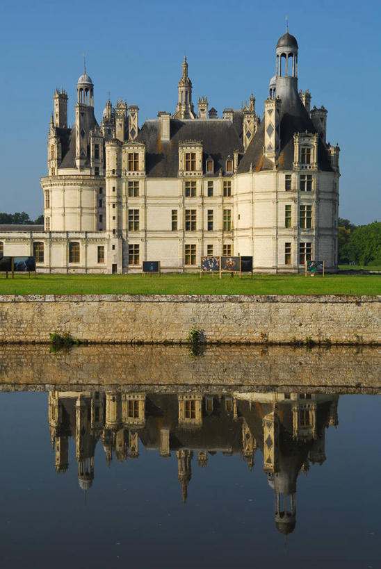 无人,竖图,室外,白天,建筑,法国,反射,城堡,屋顶,海岸线,历史,草,摄影,圆顶建筑,法国文化,护城河,万里无云,香博堡,彩图