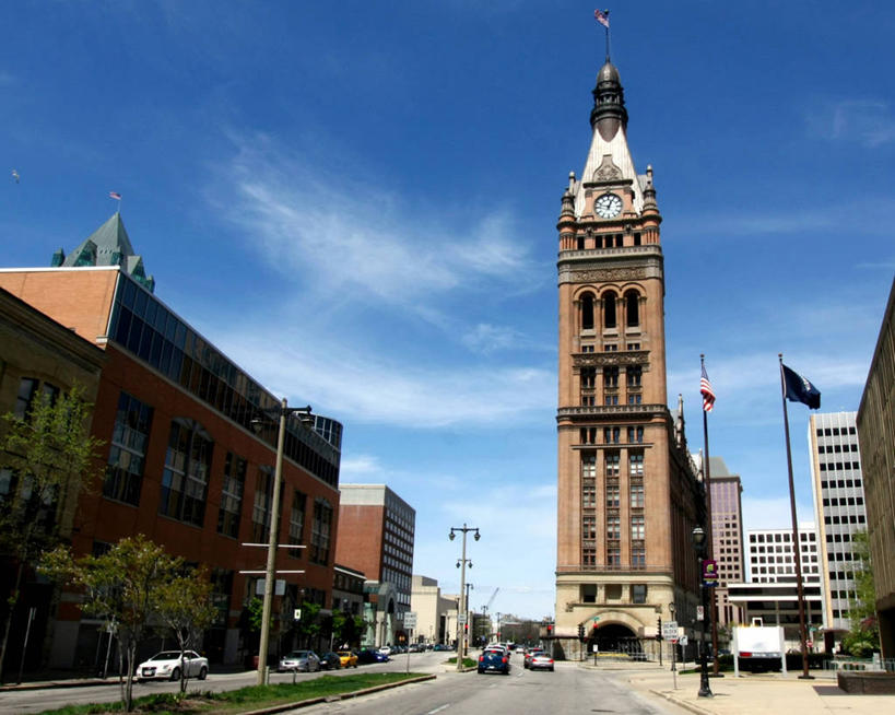 无人,横图,室外,白天,城市,建筑,路,路灯,汽车,旗帜,日光,美国,云,钟塔,树,天空,运输,摄影,北美,北美洲,市政厅,政府,美洲,威斯康辛州,北亚美利加洲,亚美利加洲,威斯康星,威斯康星州,威斯康辛,权皮之州,獾穴之州,美洲獾之州,獾州,奶制品之州,密尔沃基,彩图,美利坚合众国