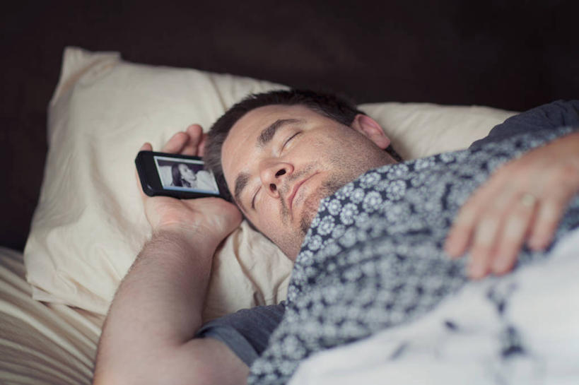 西方人,成年人,中年人,脸,头,脸颊,两个人,横图,照片,室内,寂寞,床,卧室,手机,欧洲,加拿大,欧洲人,拿着,肩膀,枕头,放松,摄影,出示,婚姻,无线电技术,温哥华,大不列颠哥伦比亚,中年男性,中年女性,白种人,印度人,头部,脸部,脸蛋,面部,休闲活动,睡觉,彩图,菲律宾人