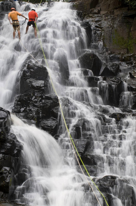 成年人,两个人,攀登,竖图,室外,白天,长时间曝光,风险,运动,瀑布,巴西,短裤,头饰,T恤,拿着,休闲装,自来水,自然,摄影,保护,享乐,练习,田径运动员,圣保罗州,冒险,危险,岩石,彩图