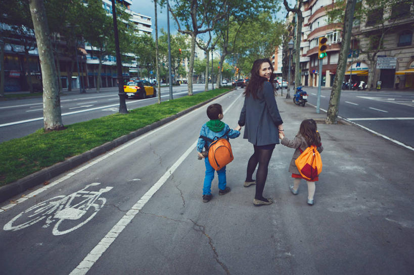 西方人,儿童,成年人,三个人,四个人,家庭,夫妻,母亲,父亲,女儿,儿子,横图,室外,白天,爱情,纯洁,城市,街道,汽车,西班牙,欧洲,巴塞罗那,欧洲人,路标,书包,浪漫,休闲装,车,草,树,小孩,交通工具,温暖,温馨,父子,母子,一家人,恩爱,父爱,可爱,母爱,童年,童趣,运输,恋人,摄影,和睦,关爱,载具,交通标志,童真,烂漫,无邪,背包客,天真,男孩,男人,男性,年轻男性,年轻女性,女孩,女人,女性,白种人,孩子,年轻人,夫妇,情侣,步行,手牵手,彩图,伴侣,融洽,男生,巴塞罗那省,林荫大道,自行车道