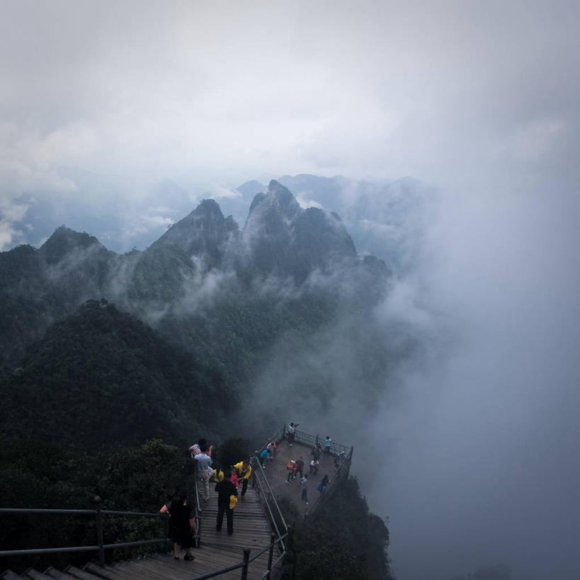栏杆,站,方图,室外,白天,山,山脉,雨,植物,楼梯,天气,许多人,休闲装,天空,自然,一群人,摄影,湖南省,冒险,彩图