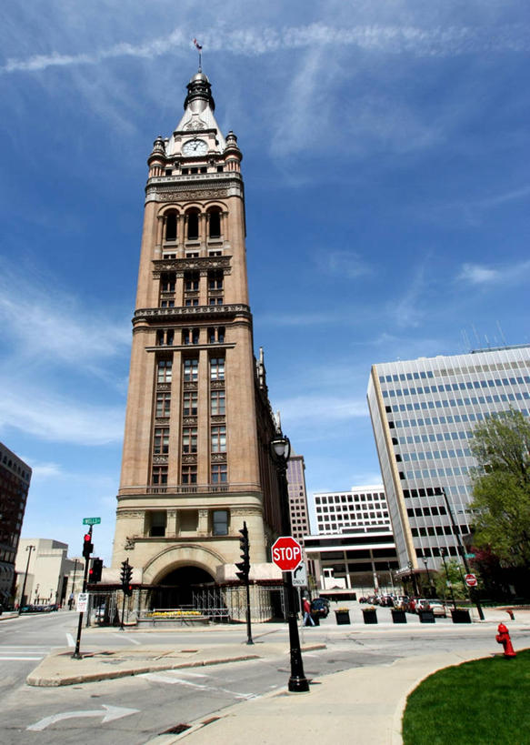 竖图,室外,白天,仰视,度假,通讯,美景,城市风光,城市,道路,建筑,街道,路,指示牌,公路,美国,标志,路标,文字,景观,拱门,走廊,塔,交通,娱乐,标识,草,树,天空,享受,休闲,景色,放松,运输,摄影,指导,北美,北美洲,美洲,威斯康辛州,北亚美利加洲,亚美利加洲,威斯康星,威斯康星州,威斯康辛,权皮之州,獾穴之州,美洲獾之州,獾州,奶制品之州,密尔沃基,马路,彩图,低角度拍摄,美利坚合众国