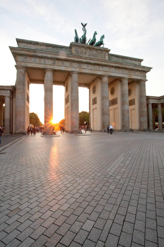 竖图,室外,镜头眩光,日落,太阳,地板,建筑,日光,德国,雕像,柱子,大门,首都,历史,柏林,风景,天空,摄影,德国文化,勃兰登堡州,勃兰登堡大门,彩图