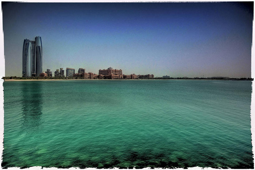 无人,宫殿,横图,室外,白天,城市,建筑,酒店,摩天大楼,反射,沙子,塔,首都,现代,蓝色,摄影,宁静,圆顶建筑,华贵,阿拉伯联合酋长国,阿布扎比,波斯湾,中东文化,万里无云,死水,海滩,彩图