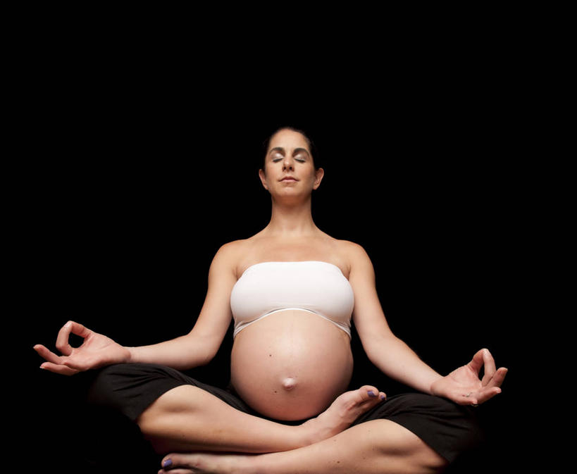 西方人,成年人,中年人,一个人,母亲,横图,特写,正面,运动服,欧洲,美国,欧洲人,仅一个女性,仅一个人,黑色背景,仅一个中年女性,怀孕,摄影,繁衍,冥想,人体器官,专心,器官,繁殖,莲花坐式,明尼苏达,女人,女性,中年女性,白种人,休闲活动,闭着眼睛,盘着腿坐,彩图,影棚拍摄,生殖器