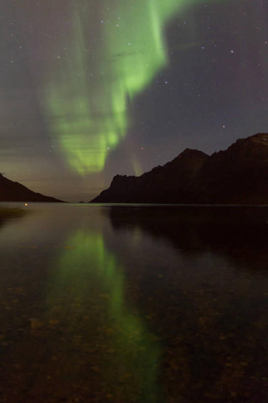 无人,竖图,室外,夜晚,旅游,度假,湖,美景,山,挪威,反射,景观,星星,娱乐,风景,天空,自然,享受,休闲,景色,放松,摄影,宁静,照亮,自然风光,剪影,天文学,特隆姆瑟,北极光,彩图