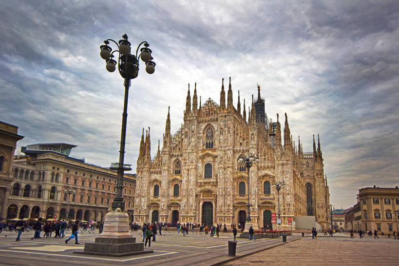 教堂,横图,室外,白天,建筑,路灯,意大利,尖顶,天空,摄影,宗教,基督教,积雨云,米兰,彩图,大教堂