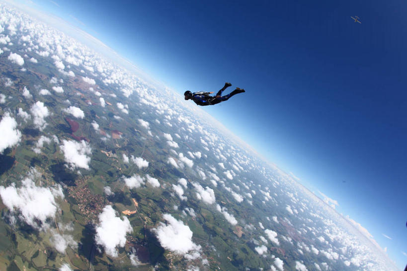 成年人,一个人,横图,俯视,航拍,室外,白天,运动服,探险,山,飞机,巴西,仅一个男性,云,极限运动,活力,运输,摄影,迅速,鸟瞰,万里无云,圣保罗州,冒险,跳伞运动,彩图,高角度拍摄