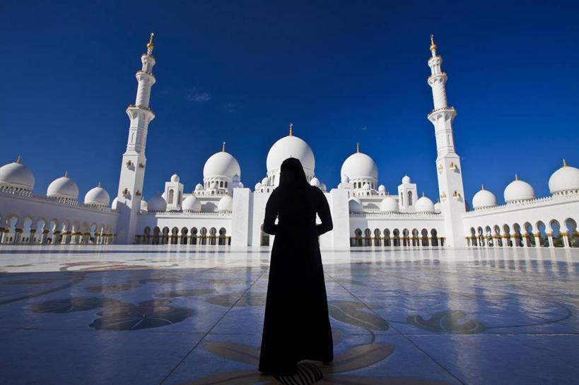 成年人,一个人,站,横图,室外,白天,城市,建筑,仅一个女性,拱门,首都,背面,摄影,宗教,尖塔,伊斯兰教,圆顶建筑,清真寺,阿拉伯联合酋长国,阿布扎比,波斯湾,宗教服装,大清真寺,万里无云,扎耶德清真寺,女人,彩图,传统文化
