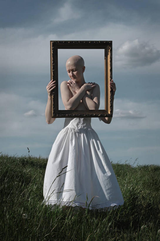 成年人,一个人,站,双手交叉,竖图,室外,白天,正面,性感,相框,美国,仅一个年轻女性,仅一个女性,仅一个人,艺术,云,拿着,数码合成,裸露,草,摄影,双手抱胸,文学,出示,裸,悲哀,维吉尼亚,年轻女性,女人,女性,年轻人,彩图,超现实主义,流派,艺术流派