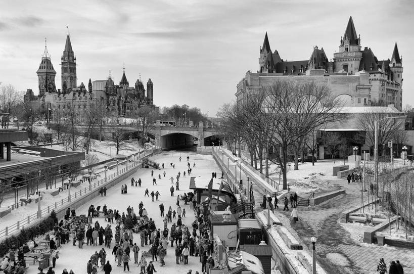 横图,俯视,黑白,室外,白天,滑冰,雪,建筑,加拿大,云,桥,首都,许多人,天空,一群人,寒冷,摄影,享乐,溜冰场,冬季运动,渥太华,高角度拍摄,里多运河