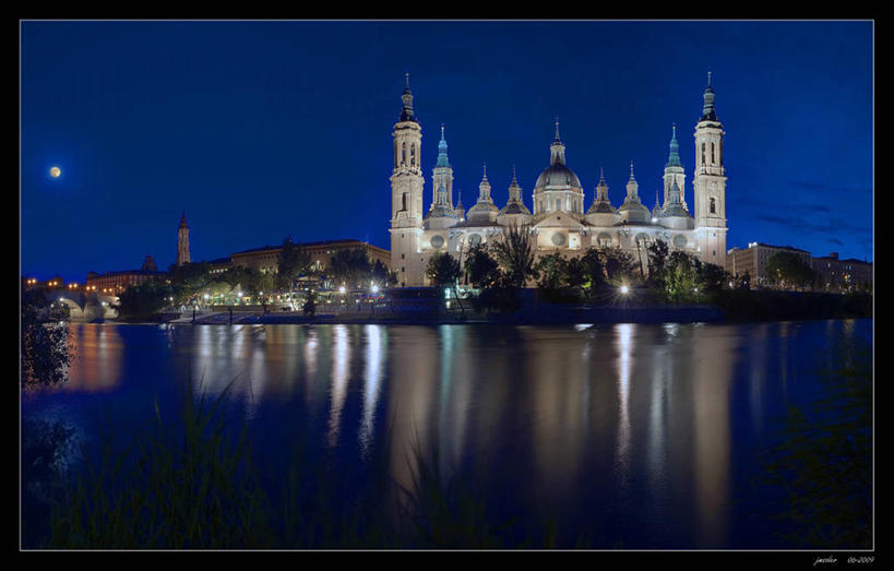 无人,横图,室外,夜晚,度假,河流,美景,城市风光,城市,建筑,西班牙,欧洲,反射,柱子,河岸,景观,月亮,娱乐,地标建筑,享受,休闲,景色,放松,摄影,园林,照亮,基督教,圆顶建筑,南欧,西班牙王国,阿拉贡,阿拉贡自治区,萨拉戈萨,萨拉戈萨省,彩图,埃布罗河
