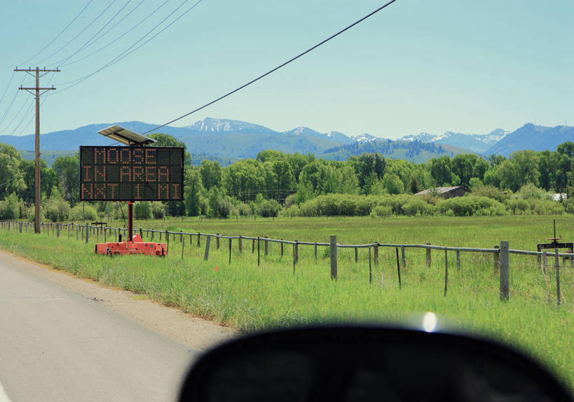 无人,横图,室外,白天,通讯,山脉,路,指示牌,美国,标志,文字,警告,标识,草,树,自然,警示,摄影,指导,英文字母,禁止,提醒,北美,北美洲,国家公园,提示,限制,驼鹿,美洲,头球,蒙大拿州,黄石公园,万里无云,北亚美利加洲,亚美利加洲,危险,彩图,旅行,美利坚合众国