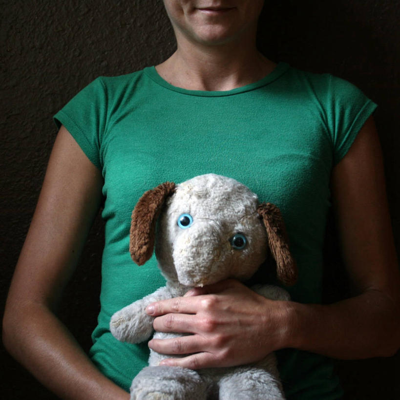 西方人,成年人,中年人,一个人,方图,正面,玩具,欧洲,美国,欧洲人,仅一个女性,仅一个人,黑色背景,泰迪熊,古典,拿着,休闲装,仅一个中年女性,摄影,古董,怀旧,北美,北美洲,记忆,美洲,佛罗里达,佛罗里达州,佛州,阳光州,北亚美利加洲,亚美利加洲,塔拉哈西,女人,女性,中年女性,白种人,彩图,影棚拍摄,美利坚合众国